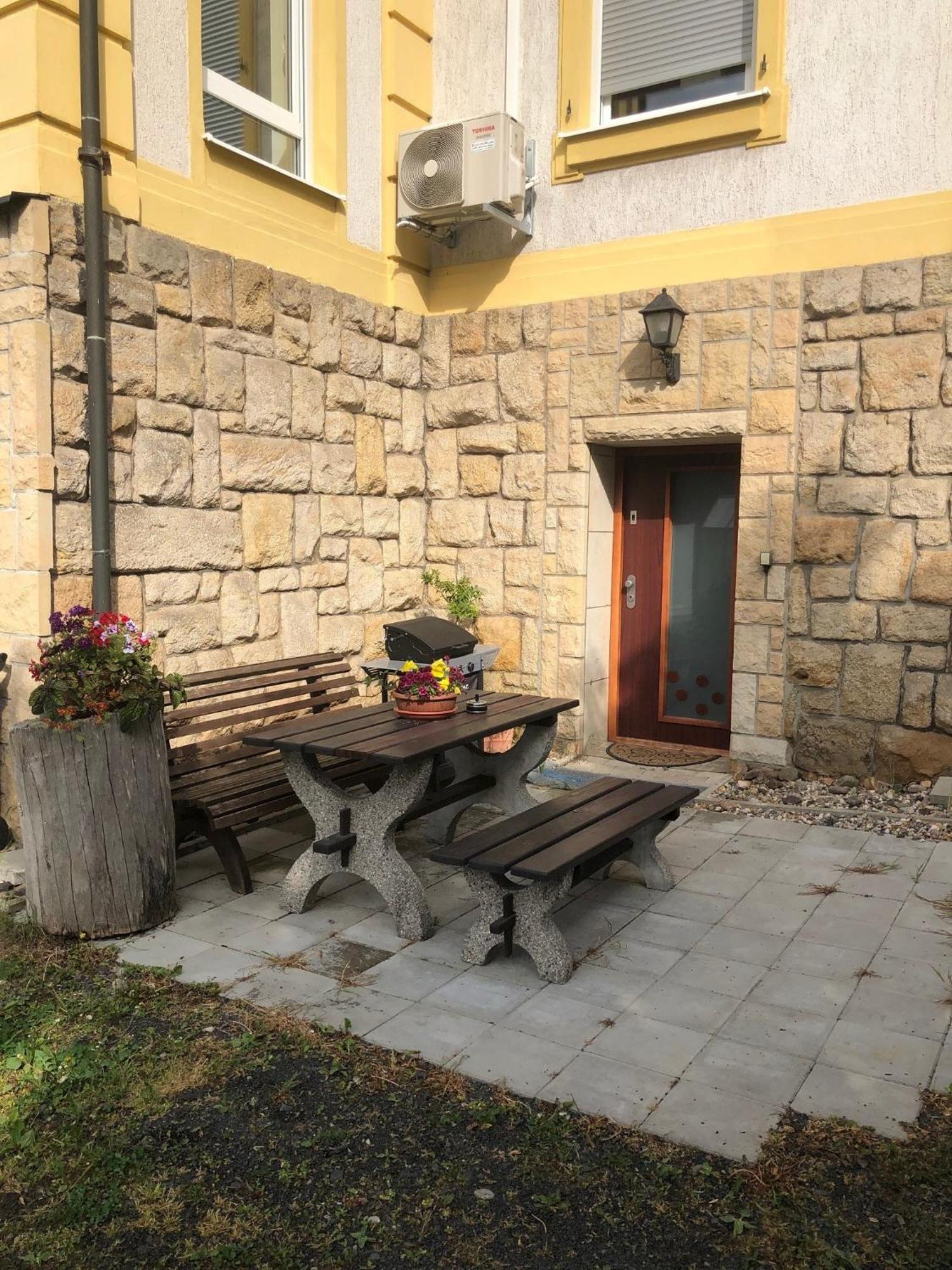 Ubytovani V Soukromi Rodinne Vily V Decine Exterior foto